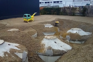  Einbau der fünf miteinander verbundenen Stahlbetonspeicher. Die Behälter wurden in Einzelteilen per Lkw vom Werk des Herstellers zur Baustelle in Pfullendorf transportiert, per Autokran versetzt und innerhalb eines Tages fertig montiert. Die Fläche darüber ist asphaltiert und wird als Betriebshof genutzt 