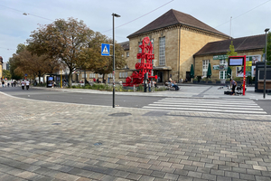  Nachher: Mit dem wasserdurchlässigen Stuttgarter Sickerstein aus dem Betonwerk Adolf Blatt wird das Bahnhofsumfeld nicht nur funktional, sondern auch optisch aufgewertet 
