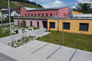  Das Areal des neuen Multifunktionsgebäudes in Obersulm wurde mit dem wasserdurchlässigen Stuttgarter Sickerstein aus dem Betonwerk Adolf Blatt befestigt 