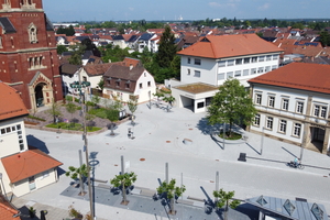  Der frisch sanierte Platz vor dem Rathaus in Plankstadt 