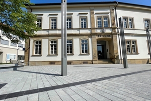  Vor dem Rathaus von Plankstadt kam auf ca. 3500 Quadratmetern das System mit dem Hochleistungsfugenfüllstoff zum Einsatz 
