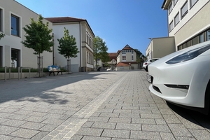  Auch in den Seitenstraßen kam das Pflastersystem mit dem Hochleistungsfugenfüllstoff vom Betonwerk Pfenning zum Einsatz 