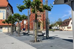  Der Bereich bei den beleuchteten Sitzbänken wurde von den Planern ganz bewusst farblich durch ein Mehrformatpflaster in kugelgestrahlter Oberfläche mit dunklem Kontrast in carbon steel vom übrigen Platz abgesetzt 
