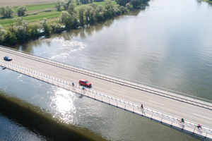  Seit Februar 2024 können Radfahrer den Donauabschnitt zwischen Straubing und Deggendorf auch über den neu gebauten Rad- und Fußgängerweg der Xaver-Hafner-Brücke bei Bogen überqueren 