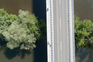  Für einen Zweirichtungsradweg waren 2,50 Meter Breite zwischen Geländer und Schutzplanke nötig. Dafür wurde ein halber Meter von der Fahrbahnbreite weggenommen und nach innen gerückt, das Geländer außen angeordnet und der Gesimsbalken verbreitert. Bisher hatte die Brücke nur eine Gehwegskappe mit 1,50 Metern Breite (rechte Seite) 
