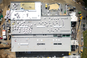  Der dreischiffige Hallenkomplex mit mehr als 8000 Quadratmetern bietet Raum für Logistik, Fertigung und Montage  