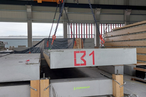  Vor dem groß-flächigen Einsatz in der Praxis bei Sesotec wurden die Demontage und die Vorbereitung zur Wiederverwendung (re-use) sowie die sortenreine Trennung von Holz und Beton realitätsnah getestet. Hier das Abheben des vollständig gelösten Deckenelements 