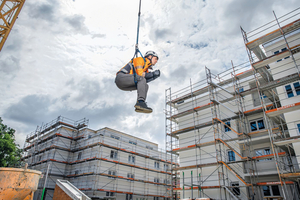  Mit dem „Chair in the Air“ bringen sich Arbeiter schnell und einfach in eine sitzende Position 