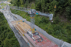  Die Sonderanfertigung des fahrbaren Liebherr Turmdrehkrans 172 EC-B 8 Litronic ist auf derselben Linie wie das Lehnenbauwerk montiert 
