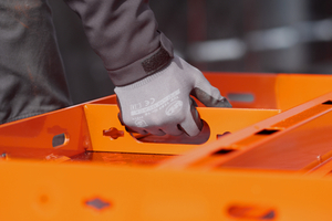  Dank ihres geringen Gewichts lassen sich die Elemente der Paschal-Universalschalung (hier: NeoR-Leichtschalung) auf der Baustelle leicht von Hand montieren und bewegen 