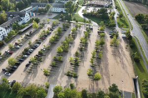  Der Regenwasserspeicher wurde unter dem zentralen Parkplatz des Sportartikelherstellers in Herzogenaurach angelegt. Das Bild zeigt die Parkfläche vor Beginn der Bauarbeiten 