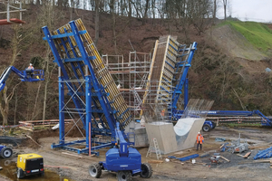  Zeitlich entkoppelt für mehr Effizienz: Während der Beton des einen V-Astes aushärtet (links), wird der andere für die Betonage vorbereitet (rechts) 