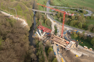  Im Frühling 2024 war oberhalb des Ersatzneubaus noch die alte Nisterbrücke zu erkennen. Mittlerweile ist das 1971 entstandene Bauwerk zurück-gebaut 