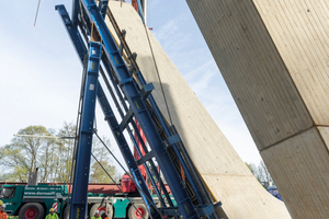  Um das Gewicht der 12 Meter hohen Pfeiler sicher abzuleiten, griffen Dokas Ingenieure auf ihren Traggerüst-Bau-kasten zurück 
