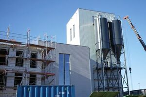  Turm der Sandaufbereitungsanlage mit zwei Silos für Neusand und Bentonit. 
