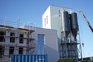  Turm der Sandaufbereitungsanlage mit zwei Silos für Neusand und Bentonit 