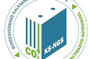  Das Kalksandstein-Nachhaltigkeitsgütesiegel (KS-NGS) wird an Mitglieder des Bundes-verbands Kalksandsteinindustrie e.V. verliehen, die nachweislich die ökologischen Kriterien des Siegels erfüllen. Basis ist eine unabhängige, normgerechte Ökobilanz, die durch den Verband nach den Standards DIN EN ISO 14040, DIN EN ISO 14044 und DIN EN 15804 erstellt wird 