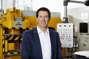  „Bis ein verbindlicher Ordnungsrahmen vorliegt, können sich unsere Mitglieder, Stakeholder und Marktpartner darauf verlassen, dass mit dem Kalksandstein-Nachhaltigkeitsgütesiegel ein einheitliches und wissenschaftlich fundiertes Bewertungssystem für unsere Industrie zur Verfügung steht, das transparente Ergebnisse liefert“, Roland Meißner, Geschäftsführer Bundesverband Kalksandsteinindustrie e.V. 