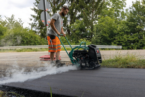 Die APF 15/50 bearbeitet mit der optionalen Berieselungsanlage auch Schwarzdecken 