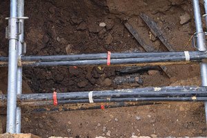  Bei der Verlegung werden jeweils drei Kabel zu einem Strang zusammengebunden 