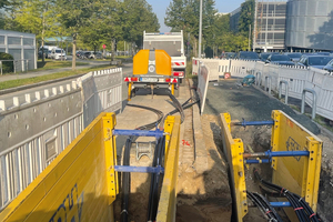  Die neuen 20 kV-Kabel werden auf einer Trommelbox zur Einbaustelle geliefert und mit einer Ziehwinde in den Graben eingezogen 