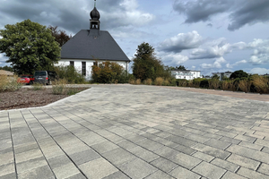  Das Il Basolo Plus Pflastersystem wirkt mit seiner anthrazit-grau changierenden Oberfläche einerseits nicht zu monoton, andererseits dezent genug, um den Straßenraum optisch in den Hintergrund treten zu lassen 