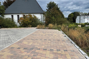  Schön und dennoch belastbar: Auf den Parkplätzen des Neubaugebietes können auch Belastungen durch schwere Fahrzeuge der Pflasterfläche nichts anhaben 
