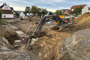  Der 35-t-Bagger aus dem Maschinenbestand des Bauunternehmens wurde mit einer angemieteten Kemroc-Kettenfräse EK 150 ausgerüstet 