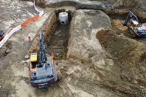  In Gärtringen entsteht eine neue Mehrzweckhalle. Für die Erdarbeiten wählte das Unternehmen Peter Gross Bau einen 75-t-Bagger sowie einen 35-Tonner 