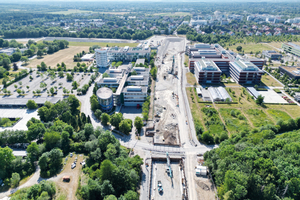  Im Zuge der Tunnelarbeiten muss die kreuzende Straße am Klopferspitz verlegt werden. Bei der Untertunnelung setzt das Bauunternehmen Leonhard Weiss auf ein ausgeklügeltes Deckelbauverfahren 