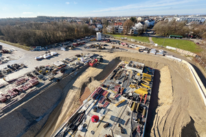  Am westlichen Baufeldende befindet sich die Baustellen-einrichtungsfläche. Ebenfalls dort zu finden ist der Musterblock, an dem die Schalungstechniken, die Betonrezeptur, das Trennmittel und Varianten für die nachträgliche Oberflächenbehandlung getestet wurden. So können die im Architektenentwurf geplanten Sichtbetonanforderungen bestmöglich umgesetzt werden 