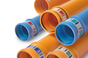 Nachhaltige Abwassertechnik künftig auch im Trenn-system: Das Abwassersystem nevoPP mit Rohren in den Farben orange und blau für Schmutz- und Regenwasser 