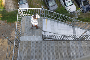  Der Spaltbelag im Podestbereich sichert die Gerüstbeläge gegen Abheben und schafft eine ebene, stolperfreie Belagfläche. Die Peri Up Treppe Public erfüllt sämtliche Normen und Vorschriften bezüglich Sicherheit, Stufen- und Geländerhöhen 