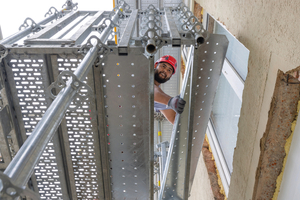  Dank der lösungsbezogenen Bauteile für Höhenausgleiche können Aus- und Einstiegsbereiche an verschiedene Höhen angepasst werden – bis zu zwei Stufen ohne zusätzliche Stielreihe 
