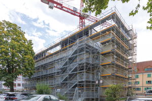  Ein 10 Meter hoher Treppenturm mit 35 Meter langen Laubengängen auf Basis der Peri Up Public Gerüstlösung macht gartenseitig alle vier Wohnebenen für die Bewohner während der Baumaßnahme zugänglich 