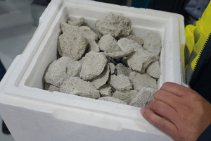  Die Dämmstoff-Füllung aus ausgehärtetem, mineralischem Schaum besteht zu 95 Prozent aus Lufteinschlüssen und optimiert beim KLB-Wabenstein sowohl Wärme- als auch Schallschutz 