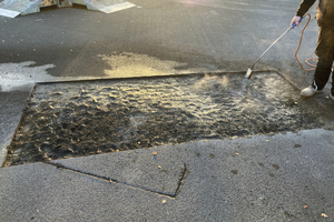  Bevor es an die Verarbeitung des Reparaturmörtels Triflex Asphalt Repro 3K ging, musste der Untergrund der schadhaften Stellen gründlich vorbereitet werden, so wie hier mit einem Brenner 