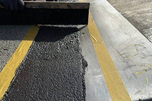  Nach der Aushärtung der Grundierung mit Triflex Cryl Primer 222 applizierten die Verarbeiter den Reparaturmörtel Triflex Asphalt Repro 3K. Direkt aus dem Eimer kalt appliziert und mit der Kelle verteilt, ist dabei keinerlei Spezialgerät erforderlich 