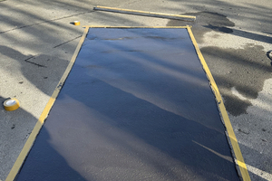  Triflex Asphalt Repro 3K geht einen vollflächigen Haftverbund mit dem vorhandenen Asphaltuntergrund ein. Das im Mörtel verwendete PMMA-Harz ist schnell reaktiv und härtet entsprechend zügig aus 