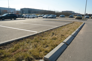  Die Flachbordsteine für die Abtrennungen, Inseln und Randbereiche des Parkplatzes wurden einfach aufgeklebt  