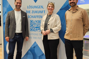  Triflex hat auf der BAU 2025 die Ergebnisse der Konformitätsüberprüfung von EPEA für ihre Produkte Triflex ProDetail und Triflex SmartTec vorgestellt. Markus Diem, Manager EPEA GmbH, (links), Bettina Stolt, Nachhaltigkeitsmanagerin Triflex, (Mitte), und Pascal Keppler, Product Portfolio Manager EPEA GmbH (rechts) freuen sich über die Zusammenarbeit 