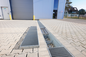  Die robusten Rinnen werden aus Edelstahl oder feuerverzinktem Stahl für eine Belastungsklasse bis E 600 bzw. eine Radlast von bis zu 10 Tonnen gefertigt. Für den auch optisch ansprechenden Abschluss stehen verschiedene Rostdesigns zur Auswahl 