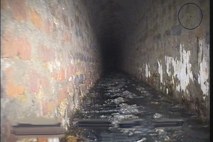  Das historische Maulprofil des Mischwasserkanals in der Aachener Bismarckstraße wies eine unregelmäßige Geometrie auf, was besondere Anforderungen an das neue Rohrmaterial und das Einbauverfahren stellte 
