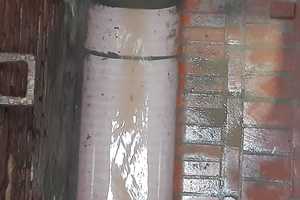  Ein Zwischenschacht ermöglichte die schnelle Montage und Ausrichtung der neuen GFK-Rohre im bestehenden Kanalsystem, wodurch der Wasserfluss optimal geleitet wird 