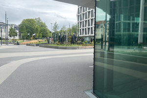  Die ACO Fassaden-rinnen mit Längsstabrosten werden individuell auf die sechseckige Gebäudegeometrie angepasst 