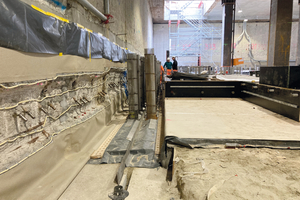  Vor der Betonage eines Abschnitts sind von links oben gut zu sehen: schwarze Schutzfolie gegen Verschmutzung und UV-Einstrahlung, SikaProof A+12, Auflagertasche mit Anschlussbewehrung und gelben Injektionsschläuchen, SikaProof A+12 mit Holzlattenschutz sowie Einfüll- und Rüttelrohre 