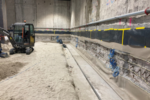  Betonier- und Rüttelöffnungen führen durch den unteren Schalungsbereich der Decke. Rechts ober- und unterhalb der Auflagertasche für die Decke ist die bereits befestigte FBV-Bahn SikaProof A+12 zu sehen 