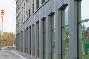  Die verdeckte Befestigung der Fassadenelemente ermöglicht eine durchgängig ruhige Optik und unterstreicht den präzisen architektonischen Anspruch 
