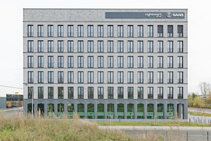  Mit ihren nachhaltigen, formstabilen Materialien erfüllt die Fassade höchste gestalterische und funktionale Ansprüche moderner Architektur 