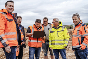  Baustellenbegehung mit Bürgermeister Matthias Schmitt, Uwe Schade (Projektleiter Bauentwicklung Erschließungsträger / STEG), Bauleiter Thomas Ehmann und Polier Roland Müller (beide Bauunternehmen Schneider), Planer Edgar Kraft (Walter Ingenieure) und Dipl.-Ing. Eberhard Köhler (Schneider GmbH Öhringen) (v.l.) 